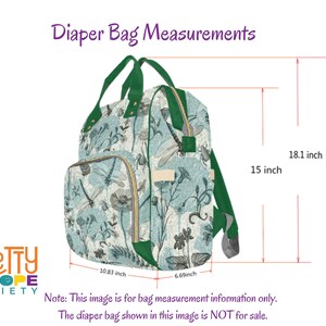 Puede incluir: Bolso de pa&ntilde;ales con estampado floral y detalles verdes. El bolso presenta un patr&oacute;n de lib&eacute;lulas y flores en tonos azules, grises y blancos. Medidas: 46 cm de alto, 38 cm de ancho, 27,5 cm de profundidad y 17 cm al frente.