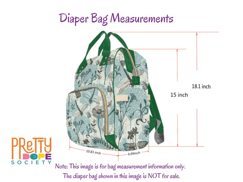 Puede incluir: Bolso de pa&ntilde;ales con estampado floral y detalles verdes. El bolso presenta un patr&oacute;n de lib&eacute;lulas y flores en tonos azules, grises y blancos. Medidas: 46 cm de alto, 38 cm de ancho, 27,5 cm de profundidad y 17 cm al frente.