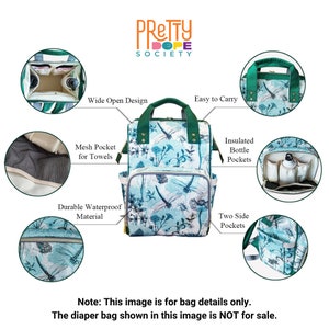 Puede incluir: Bolso de pa&ntilde;ales con estampado de lib&eacute;lulas y flores en tonos azules y blancos. Cuenta con un dise&ntilde;o de apertura amplia, bolsillo de malla, bolsillos aislados para botellas y dos bolsillos laterales. Asa y ribete verdes. Texto "PRETTY DOPE SOCIETY".