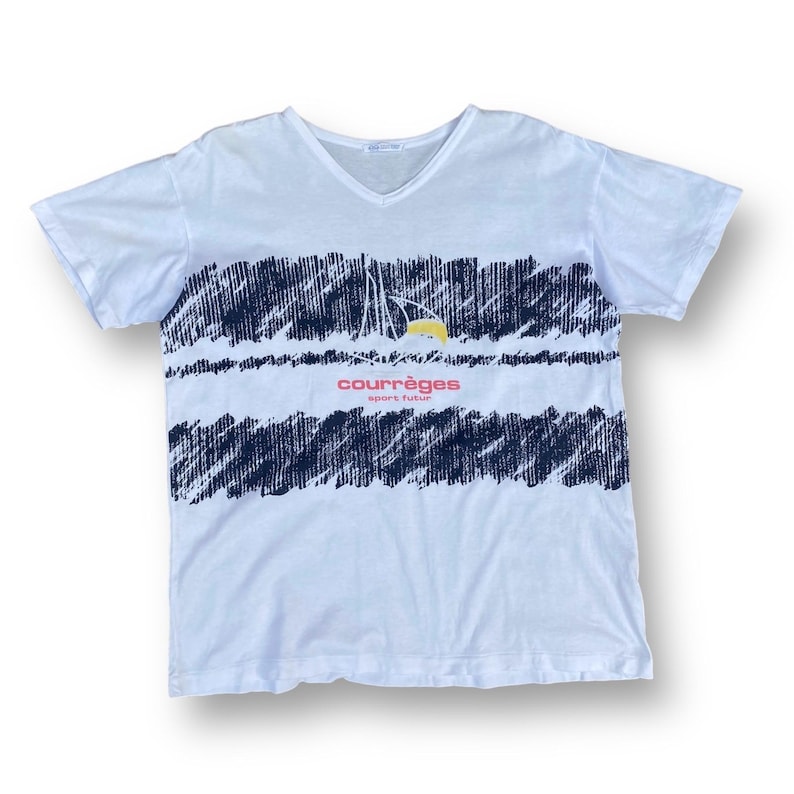 K&ouml;nnte beinhalten: Wei&szlig;es T-Shirt mit kurzen &Auml;rmeln und einem schwarz-wei&szlig;en Grafikdruck. Der Druck zeigt eine stilisierte Sonne und den Text "courr&egrave;ges sport futur".