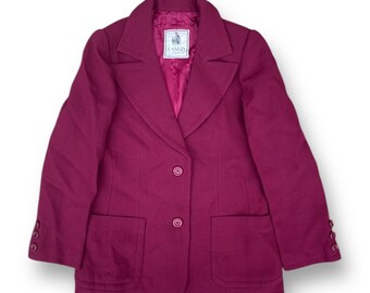 Puede incluir: Una chaqueta de color burdeos con un cierre de botón único y dos bolsillos. La chaqueta tiene una etiqueta en el interior que dice "LAWIN".