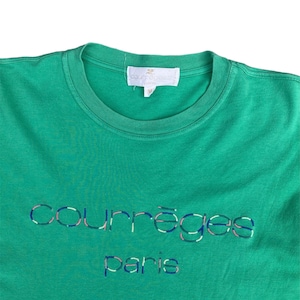 Puede incluir: Camiseta verde con una etiqueta blanca que dice "Courr&egrave;ges Paris" y un logotipo bordado que dice "Courr&egrave;ges Paris" en azul, rosa y blanco.