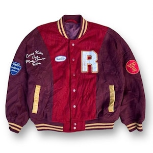 Puede incluir: Chaqueta universitaria granate y roja con un parche grande con la letra "R". La chaqueta tiene ribetes a rayas doradas y blancas en el cuello, los puños y el dobladillo. Parches con "Sunset California", "Best Life" y otro texto.