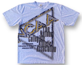 vintage des années 90 chemise NCCA Large Big Spell Out The National Collegiate Athletic Association sous licence NCCA Design rare graphique taille L