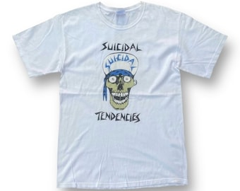 Camiseta de la banda estadounidense de crossover thrash metal Y2K Suicidal Tendencies, inspirada en la gira musical del álbum de los 2000 "Year Of The Cycos". Talla M.