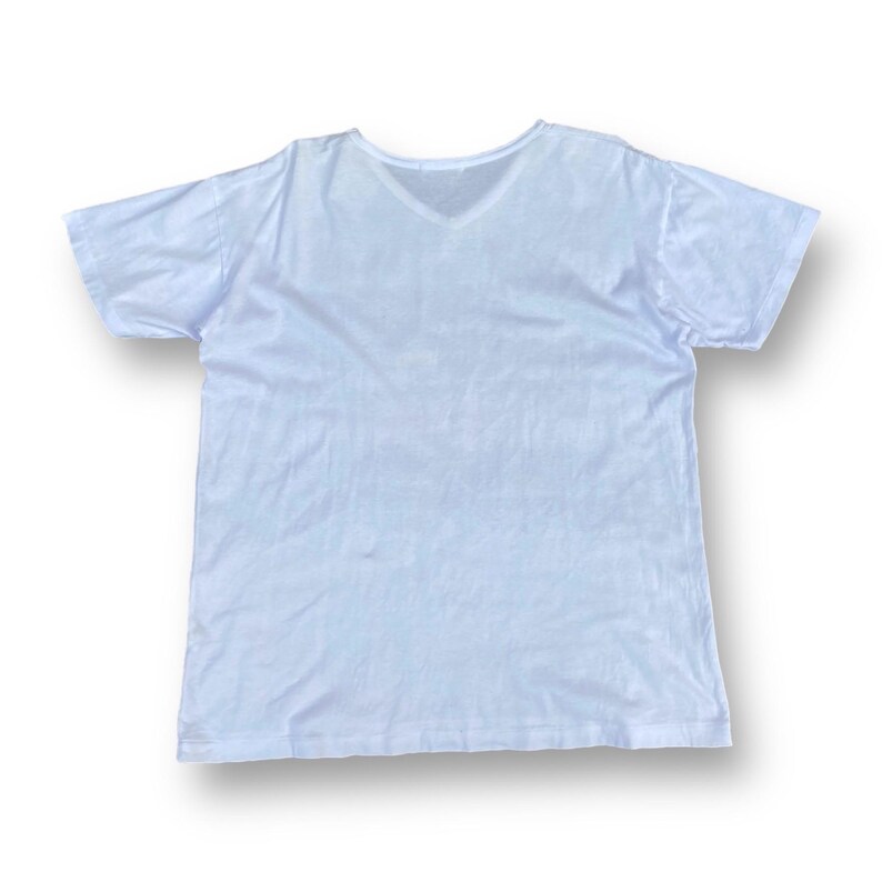 K&ouml;nnte beinhalten: Ein wei&szlig;es T-Shirt mit V-Ausschnitt und kurzen &Auml;rmeln.