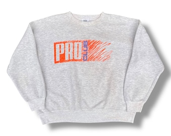 Vintage jaren 90 Pro Club Sweatshirt Big Spell Out Design Backhit Symbool Sport Atleet Retro Style Outfits Made in USA Maat XL