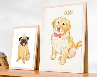 Puede incluir: Dos retratos de perros enmarcados en una estantería de madera. Uno presenta un pug llamado Luna, el otro un golden retriever llamado Dobby. El retrato de Dobby incluye una pajarita rosa. La estantería también contiene libros.