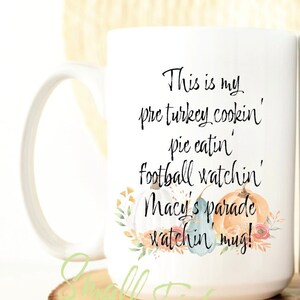 Pu&ograve; includere: Tazza in ceramica bianca con un design a tema del Ringraziamento. Presenta un messaggio scritto a mano che dice "This is my pre-turkey cookin' pie eatin' football watchin' Macy's parade watchin' mug!" con zucche e accenti floreali ad acquerello.