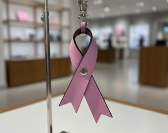 Llavero de cuero con cinta rosa