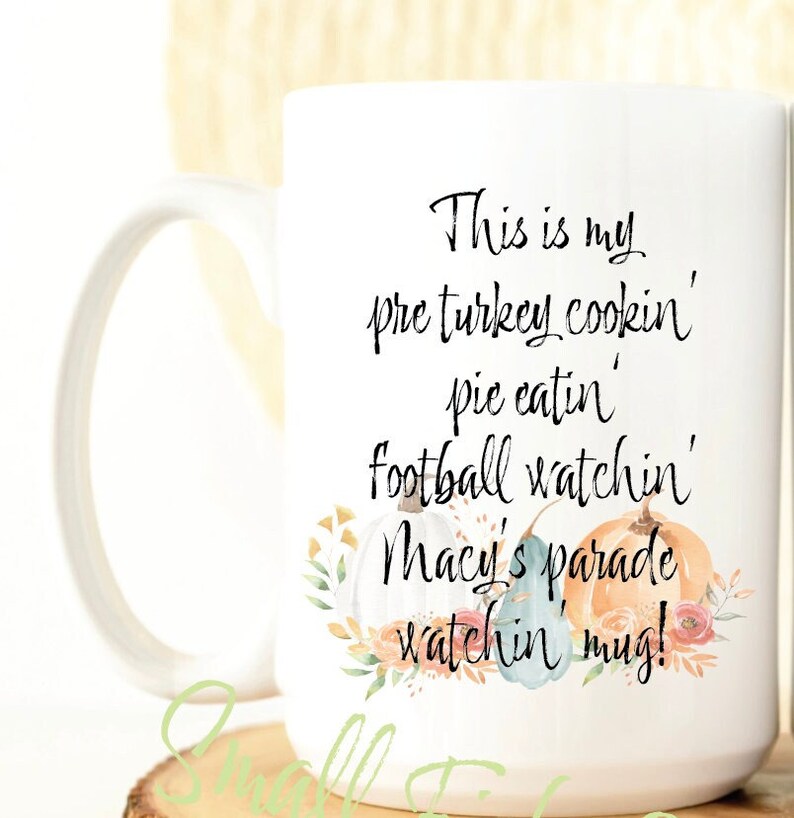 Pu&ograve; includere: Tazza in ceramica bianca con un design a tema del Ringraziamento. Presenta un messaggio scritto a mano che dice "This is my pre-turkey cookin' pie eatin' football watchin' Macy's parade watchin' mug!" con zucche e accenti floreali ad acquerello.