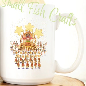 Pu&ograve; includere: Una tazza in ceramica bianca con un'illustrazione colorata di una parata con un grande carro e molte persone che marciano. Il carro ha tre grandi stelle gialle in cima. Il testo "Small Fish Crafts" &egrave; scritto in corsivo verde nell'angolo in alto a destra della tazza.