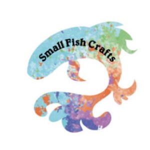 Pu&ograve; includere: Un design di pesce astratto colorato con il testo "Small Fish Crafts" in lettere nere.