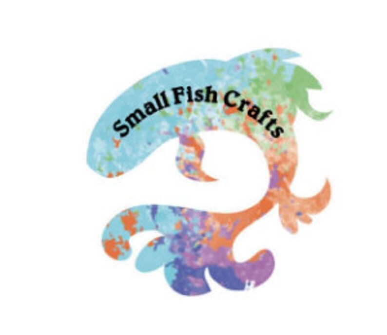 Pu&ograve; includere: Un design di pesce astratto colorato con il testo "Small Fish Crafts" in lettere nere.