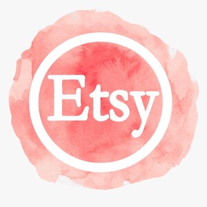 Pu&ograve; includere: Un cerchio bianco con uno sfondo acquerellato rosa e la parola "Etsy" in testo bianco.