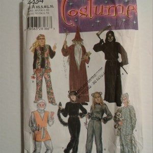 Puede incluir: Un patrón de costura para hacer disfraces. El patrón incluye instrucciones para hacer un mago, un segador, un ninja, un gato, un gato con cola y una persona en pijama. El número del patrón es 4454.