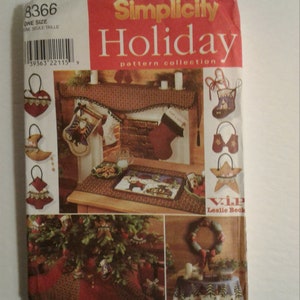 Op de afbeelding: Simplicity Holiday patrooncollectie, naai-patroon nummer 8366, met een verscheidenheid aan kerstprojecten, waaronder een kous, een krans, een tafelkleed en ornamenten.