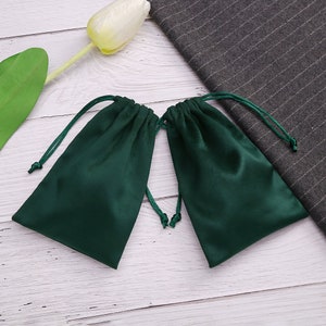 Lot de Pochettes en flanelle pour Bijoux, bonbons ou cadeau invités, pour bagues, colliers, bracelets, boucles d'oreilles vert foncé