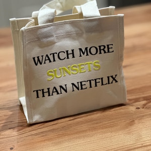 Könnte beinhalten: Ein Set aus drei Keramik-Nistschalen in Blau-, Grün- und Weißtönen. Die Schalen haben eine gesprenkelte Glasur und ein schlichtes Design. Die größte Schale hat einen Durchmesser von etwa 15 cm.