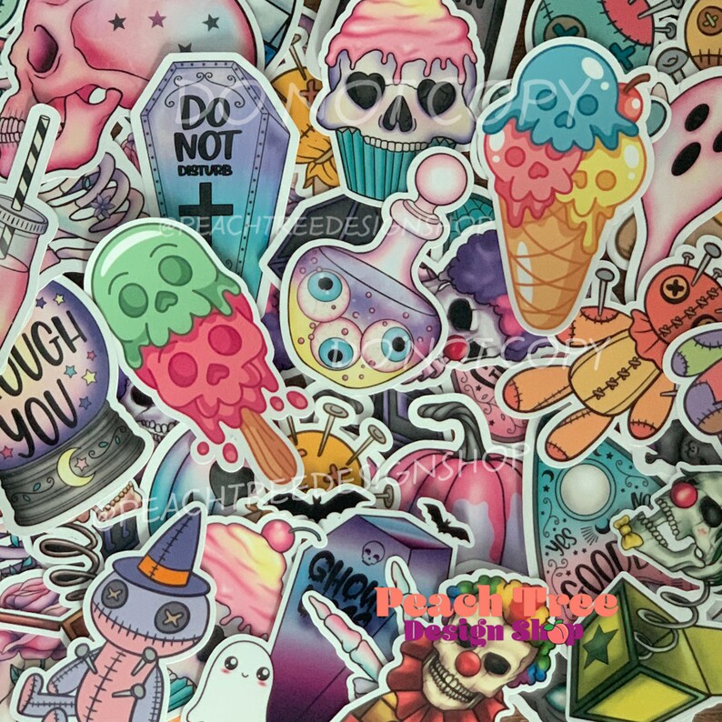 Pu&ograve; includere: Una collezione di adesivi colorati con temi di Halloween, sia inquietanti che carini. Gli adesivi includono un cono gelato con teschio, un fantasma, un cappello da strega, una bottiglia di pozione, una bara, una bambola voodoo e un cupcake con teschio. Gli adesivi sono perfetti per decorare diari, laptop, borracce e altri oggetti.
