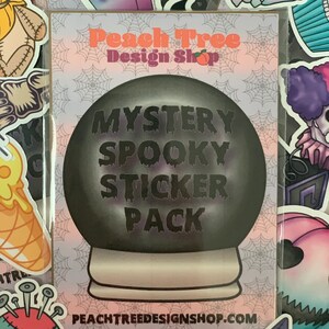 Pu&ograve; includere: Un pacchetto di adesivi a tema spettrale. Il pacchetto presenta un'illustrazione in bianco e nero di una sfera di cristallo con il testo "Mystery Spooky Sticker Pack" all'interno. Lo sfondo &egrave; di colore lilla chiaro con un motivo a ragnatela. Il testo "Peach Tree Design Shop" &egrave; in alto nell'immagine. L'indirizzo del sito web "peachtreeddesignshop.com" &egrave; in basso nell'immagine.
