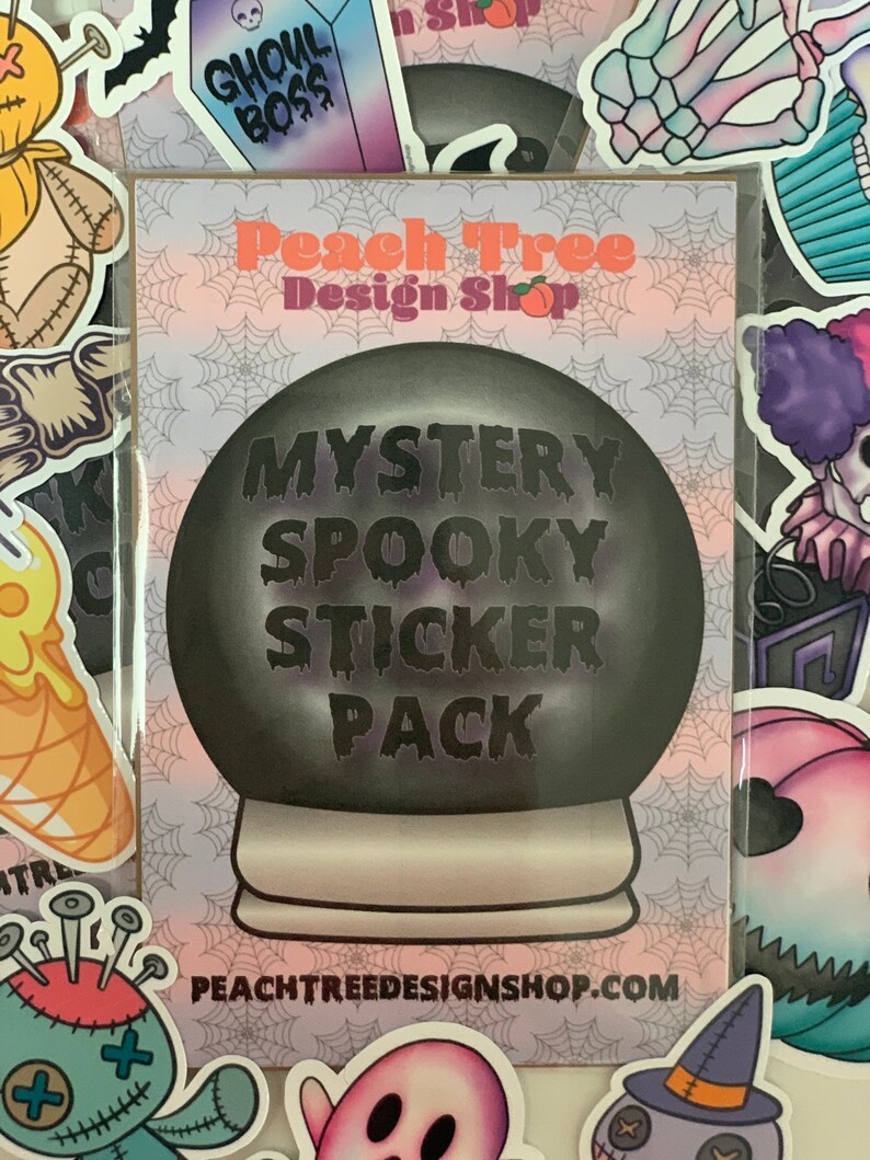 Pu&ograve; includere: Un pacchetto di adesivi a tema spettrale. Il pacchetto presenta un'illustrazione in bianco e nero di una sfera di cristallo con il testo "Mystery Spooky Sticker Pack" all'interno. Lo sfondo &egrave; di colore lilla chiaro con un motivo a ragnatela. Il testo "Peach Tree Design Shop" &egrave; in alto nell'immagine. L'indirizzo del sito web "peachtreeddesignshop.com" &egrave; in basso nell'immagine.