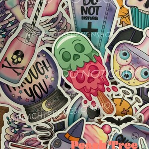 Pu&ograve; includere: Una collezione di adesivi colorati con vari disegni spettrali e carini, tra cui un teschio, una bara, una strega, un fantasma, un lecca-lecca, una bottiglia di pozione e un gelato a forma di teschio. Gli adesivi sono perfetti per aggiungere un tocco di fantasia e spirito di Halloween a qualsiasi progetto.