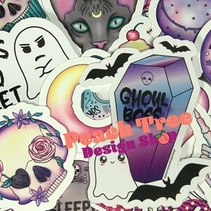 Pu&ograve; includere: Una collezione di adesivi colorati con vari disegni spettrali e carini, tra cui un fantasma, uno scheletro, un pipistrello, una bara e un gatto. Gli adesivi sono perfetti per aggiungere un tocco di fantasia a laptop, borracce o diari. Il testo sull'adesivo della bara dice "Ghoul Boss".
