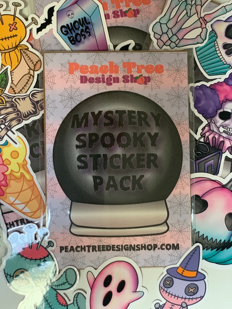 Pu&ograve; includere: Un'immagine in bianco e nero di un pacchetto di adesivi spettrali con un design a sfera di cristallo. Il testo sull'immagine recita "Mystery Spooky Sticker Pack" e "PeachTreeDesignShop.com".