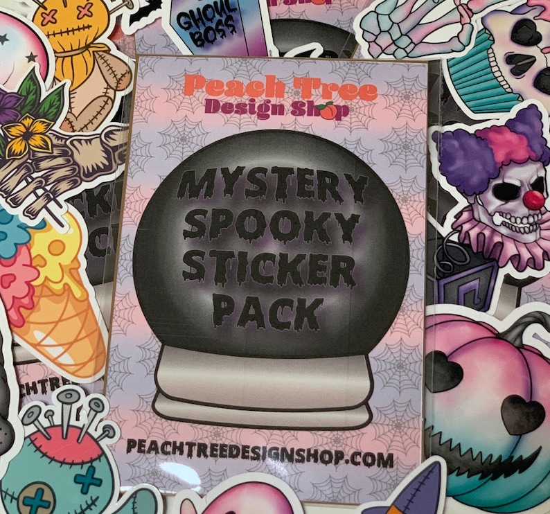 Pu&ograve; includere: Un pacchetto di adesivi misteriosi a tema spettrale. Il pacchetto presenta un'illustrazione in bianco e nero di una sfera di cristallo con il testo "Mystery Spooky Sticker Pack" all'interno. Lo sfondo &egrave; di colore viola e rosa pastello con un motivo a ragnatela.