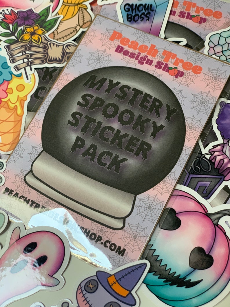 Pu&ograve; includere: Un pacchetto di adesivi con un design nero e viola che presenta una sfera di cristallo spettrale con il testo "Mystery Spooky Sticker Pack". Il pacchetto di adesivi &egrave; di Peach Tree Design Shop.