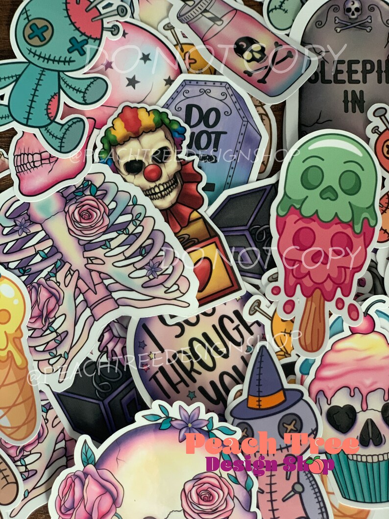 Pu&ograve; includere: Una collezione di adesivi colorati con vari disegni, tra cui un teschio con un viso da clown, uno scheletro con fiori, un cappello da strega, un cupcake e un teschio con un cono gelato. Gli adesivi sono tutti su uno sfondo bianco e hanno un'estetica gotica e fantasiosa.