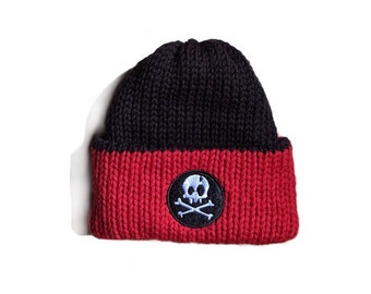 Bonesy | De perfecte zwarte piratenhoed voor jongens | Deze zwart met rode gebreide jongensbeanie heeft een parelschedel