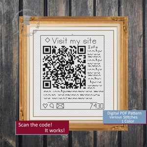 Könnte beinhalten: Ein schwarz-weißer QR-Code mit dem Text "Visit my site" darüber. Unter dem QR-Code befinden sich ein Herz, ein Fragezeichen, ein Umschlag und die Zahl "7430". Der Text "Scan the code! It works!" befindet sich unter dem QR-Code. Der Text "Digital PDF Pattern Various Stitches 1 Color" befindet sich in der unteren rechten Ecke des Bildes.