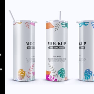 Może przedstawiać: Trzy kubki ze stali nierdzewnej z pokrywkami i słomkami. Kubki mają białe tło z kolorowymi wzorami tropikalnych liści. Tekst "MOCKUP YOUR DESIGN HERE" znajduje się na środkowym kubku.