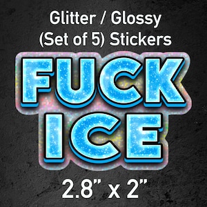 以下が含まれることがあります： 青色の「FUCK ICE」の文字が黒と白で縁取られた、キラキラ光る光沢のあるステッカー5枚セット。ステッカーのサイズは7.1cm x 5.1cmです。