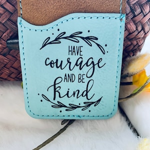 Ten coraje y sé amable billetera de teléfono celular, funda de teléfono de las Escrituras, funda de teléfono cristiano, billetera de teléfono, billetera grabada, regalo espiritual para ella