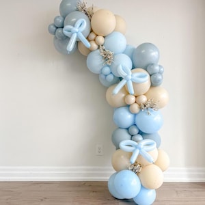 Arco di palloncini con fiocco blu Coquette, addio al nubilato, baby shower blu per bambini, primo compleanno, è un maschietto, qualcosa di blu, a quadretti, compleanno, si sposa
