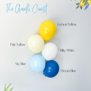 Ghirlanda di palloncini fai da te per addio al nubilato mediterraneo sulla Costiera Amalfitana / Decorazioni per addio al nubilato mediterraneo / Addio al nubilato con cappotto Amalfi / Blu Giallo
