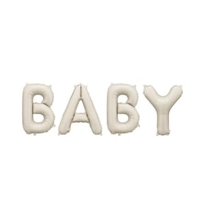 Könnte beinhalten: Aufgeblasene Folienballons in Off-White, die das Wort "BABY" buchstabieren. Die Ballons sind in einer serifenlosen Schriftart und horizontal vor einem weißen Hintergrund angeordnet. Ideal für eine Babyparty.