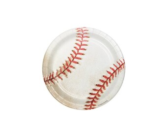 Pode incluir: Um prato de papel redondo com uma impressão gráfica de uma bola de basebol. O design inclui um fundo branco texturizado com duas filas curvas de costuras vermelhas que imitam a aparência das costuras de uma bola de basebol no centro.