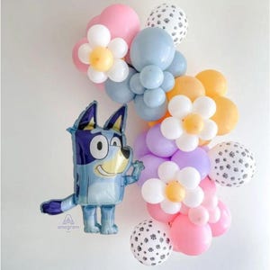 Kit ghirlanda di palloncini Bluey con licenza / ghirlanda di palloncini a forma di margherita / ghirlanda di palloncini pastello / compleanno di cuccioli pastello / festa per cani con bambina pastello