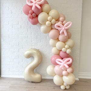 Arco di palloncini con fiocchi rosa, decorazioni per feste con fiocchi rosa, baby shower per bambine, si sposa, bridal shower, bowtiful, primo compleanno, carino in rosa