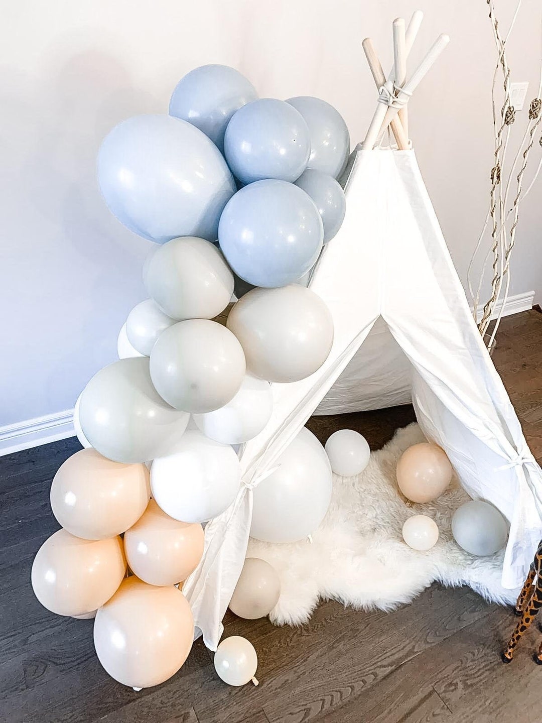 How to Make a Balloon Arch WITHOUT Helium or Frame - Fishing Line Balloon  Arch