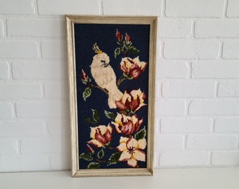 Vintage Gerahmte Nadelstich Wandkunst ~ Vogel auf einem Ast mit Blumen ~ handgemachte Volkskunst