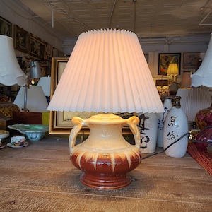 pied de lampe en céramique vintage MEDALTA Potteries | Début du milieu du siècle (1916 à 1954) | Lampe de table en céramique émaillée | L&#39;abat-jour N&#39;EST PAS INCLUS