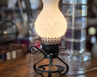 Lámpara de mesa eléctrica vintage blanca con base de metal y diseño de puntos en relieve / Lámpara decorativa / Iluminación y decoración del hogar