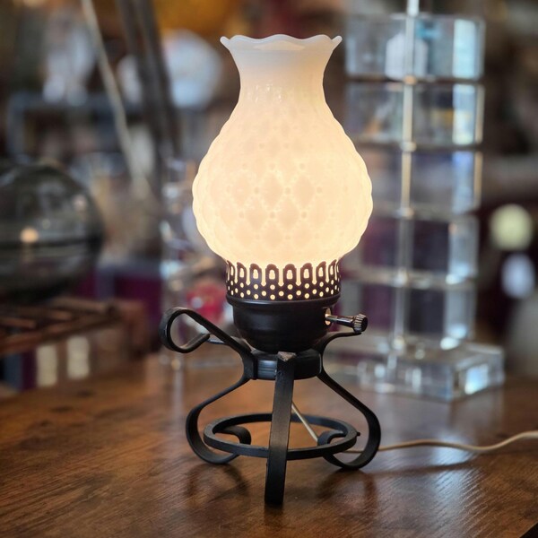 Vintage weiße Hobnail Milchglas elektrische Lampe | Metall-Basis-Akzent-Beleuchtung