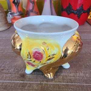 ゴールドの縁取りと浮き彫りの花のモチーフがあしらわれたヴィンテージ磁器の脚付きプランター | イタリア製 | 手描き | コレクターアイテム | ホームデコレーション