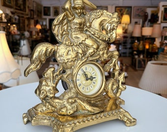 Horloge de cheminée vintage en laiton | Saint Georges terrassant le dragon | Allemagne | Horloge fantaisie Gebruder Hauser | Années 1970 | Décoration d'intérieur